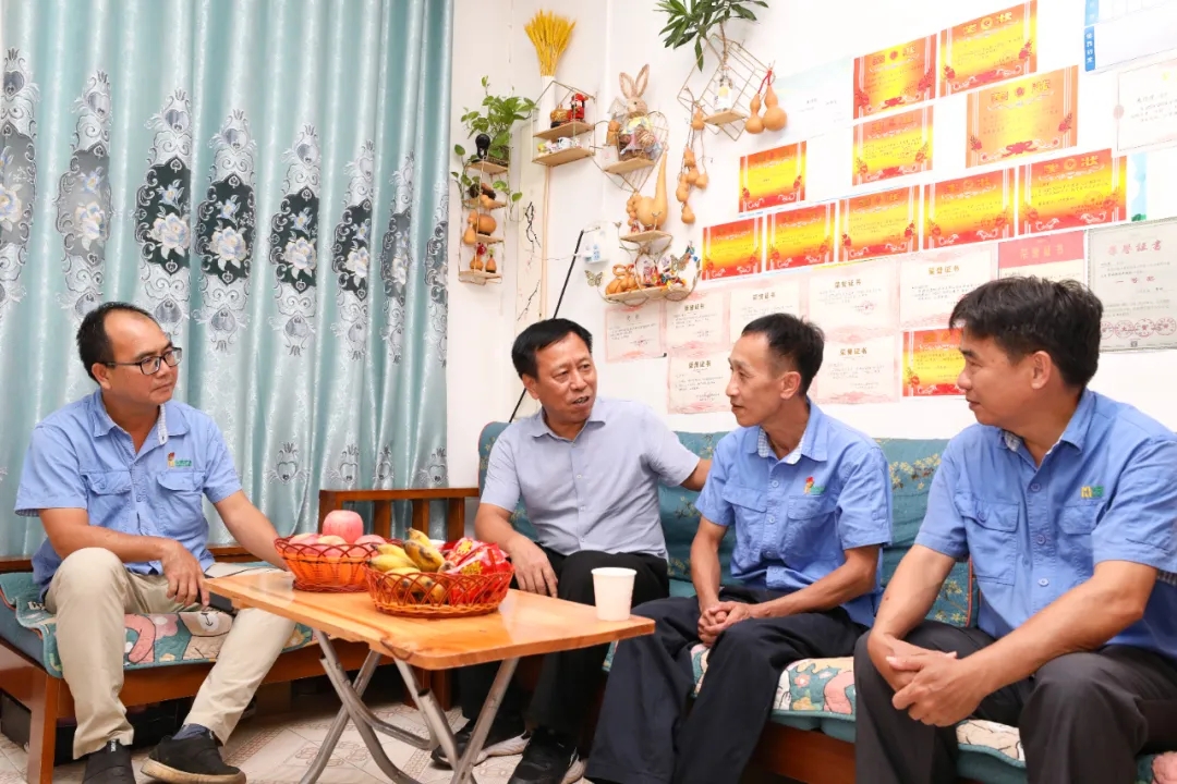 海南省总工会到海南矿业走访慰问全国劳模朱平